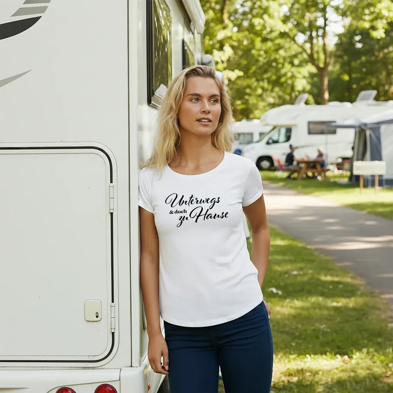 Preiswert - T-shirt pour campeurs « En voyage, mais comme à la maison »